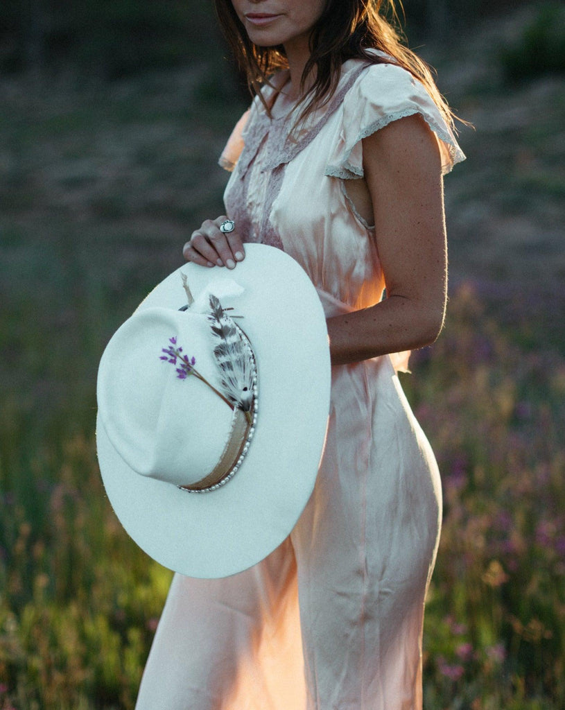 COWGIRL WESTERN MAGNET HAT FEATHERS